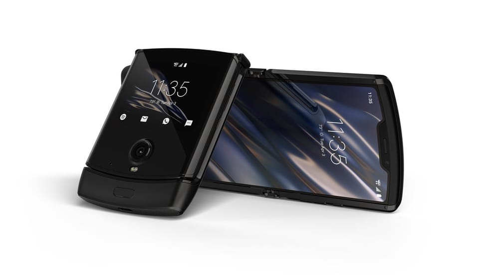 Ein Smartphone, zwei Zustände: Das Motorola Razr einmal geklappt und einmal offen.