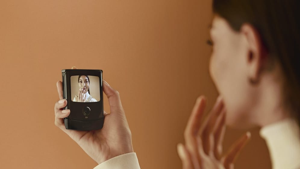 Das äußere Display des Motorola Razr taugt im zusammengeklappten Zustand als Schminkspiegel oder Sucher für Selfies.