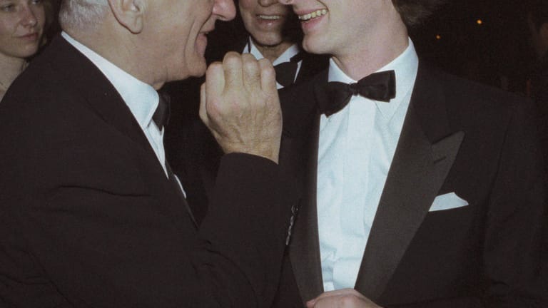 1987: Fritz von Weizsäcker (re.) auf dem Ball des Sports im Gespräch mit seinem Vater, dem damaligen Bundespräsidenten Richard von Weizsäcker.