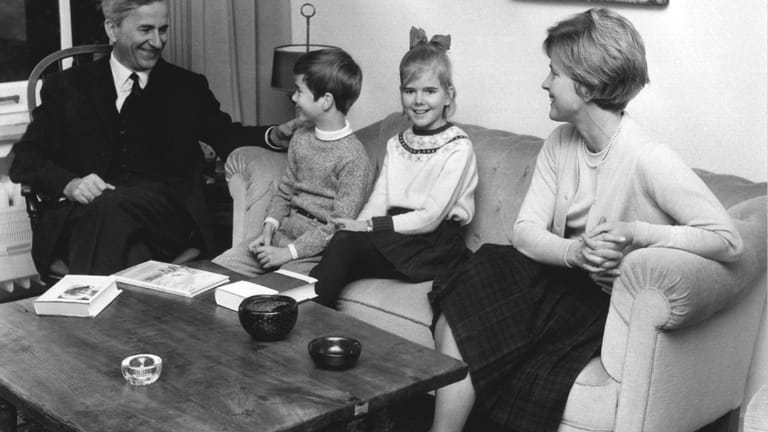 1968: Die Familie von Weizsäcker in Bonn (von links): Richard Freiherr von Weizsäcker, die Kinder Fritz und Marianne-Beatrice und Richard von Weizsäckers Ehefrau Marianne.