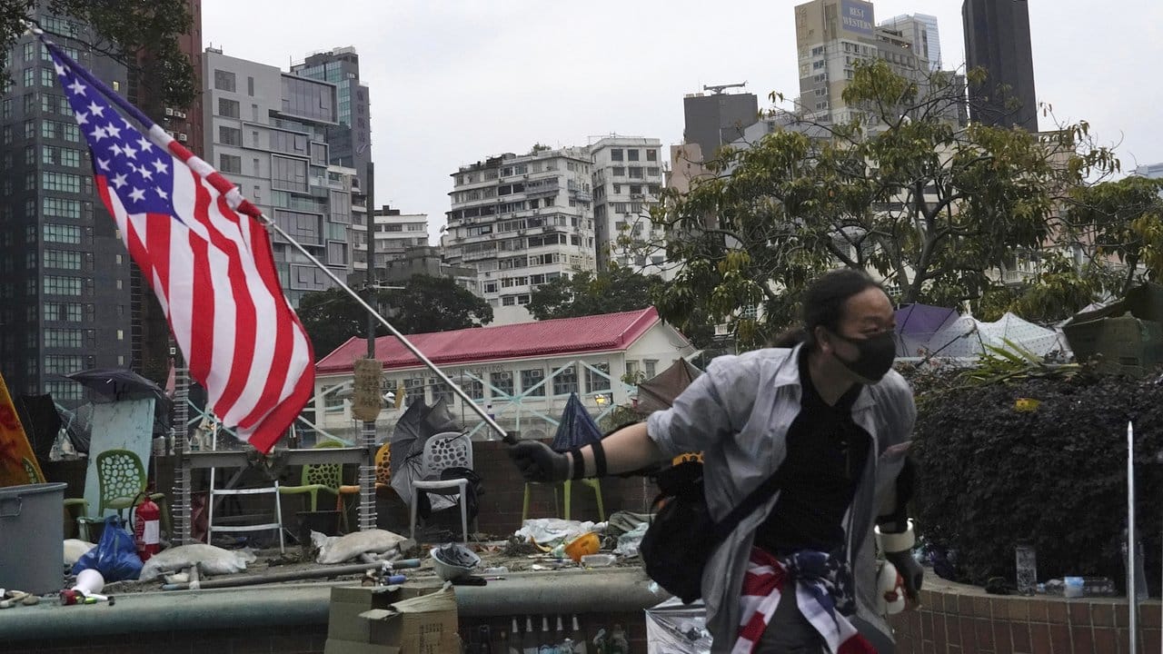 Ein Demonstrant mit US-Flagge vor der Polytechnischen Universität.