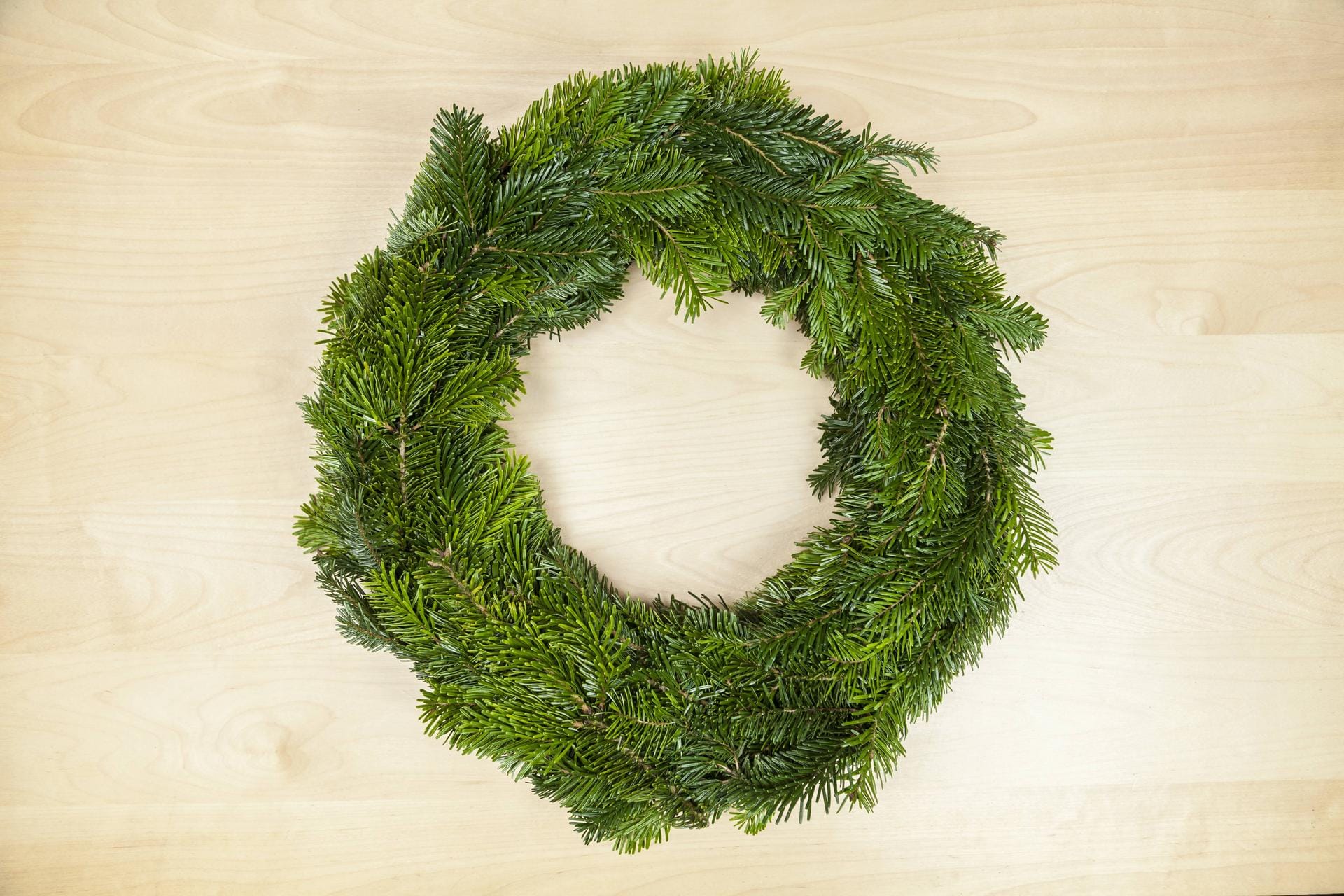 Schritt 7: Wenn der Adventskranz fertig gewickelt ist, können Sie ihn dekorieren. Befestigen Sie am besten zuerst die Kerzen und darum herum dann die übrige Dekoration. Schritt 7: Wenn der Adventskranz fertig gewickelt ist, können Sie ihn dekorieren. Befestigen Sie am besten zuerst die Kerzen und darum herum dann die übrige Dekoration.