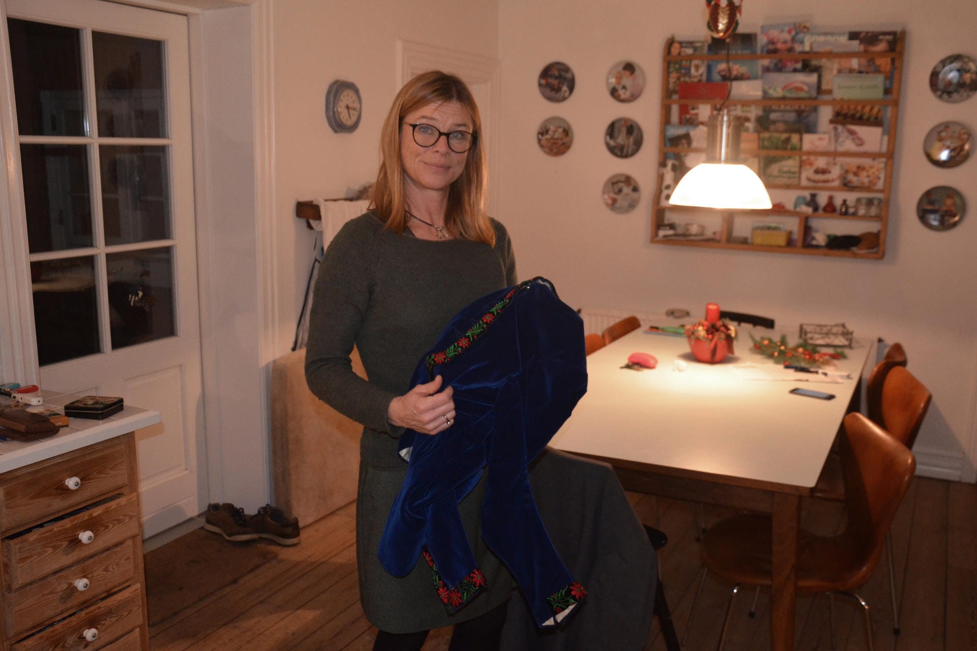 Trachten gehören zu den besonderen Traditionen von Fanø. Inselbewohnerin Lone Müller Sigaard nutzt die hyggelige Jahreszeit zum Nähen einer typischen Jacke.