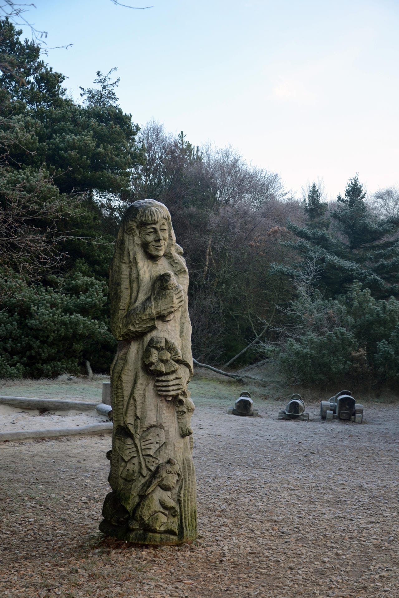 Der Waldspielplatz mit den Holzskulpturen, die ein lettisches Künstlerpaar geschaffen hat, mutet im Winter etwas mystisch an.