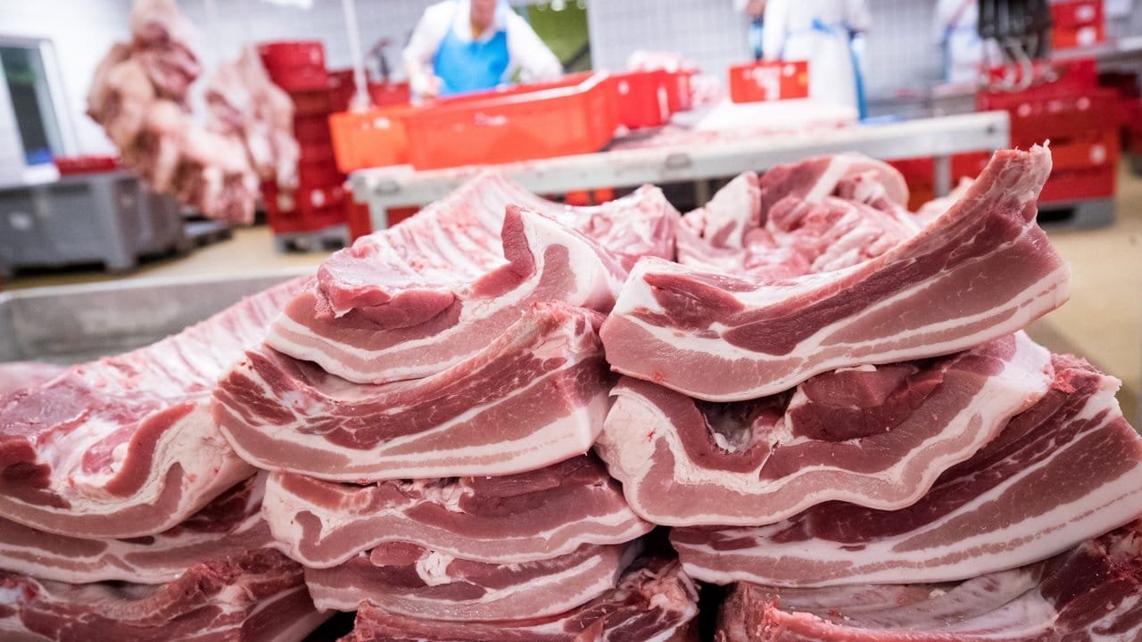 Rippen und Bauchfleisch vom Schwein werden in einem Hamburger Zerlegebetrieb verarbeitet.