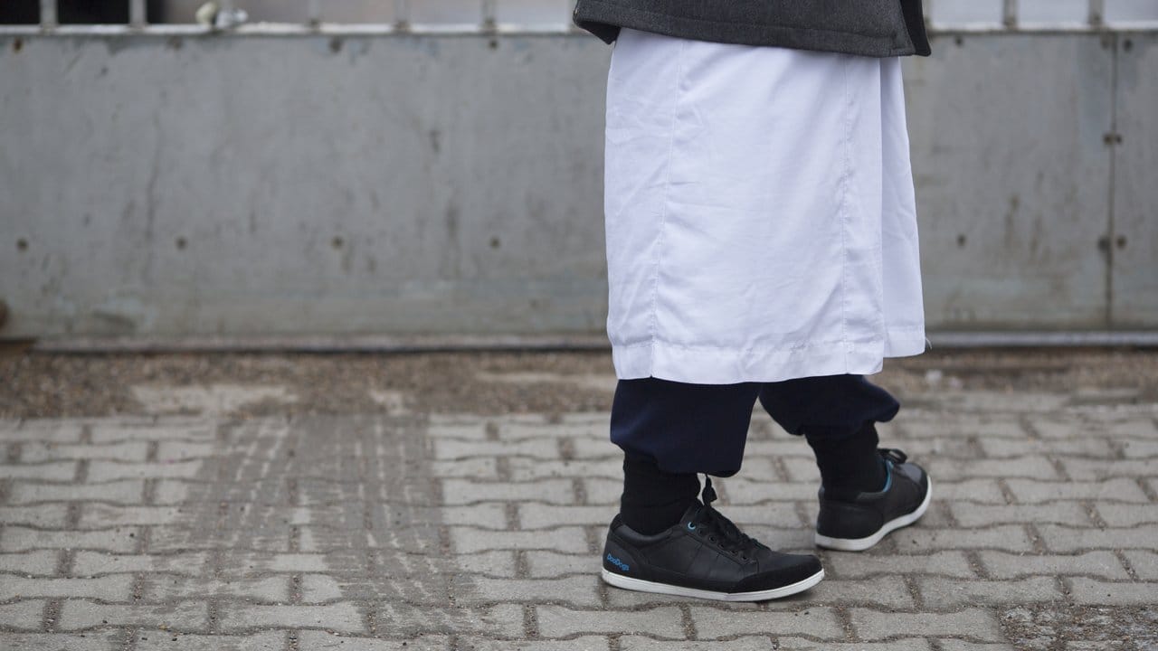 Ein Mann in traditioneller Bekleidung steht vor einem Versammlungsort der Salafisten in Berlin. Ein Mann in traditioneller Bekleidung steht vor einem Versammlungsort der Salafisten in Berlin.