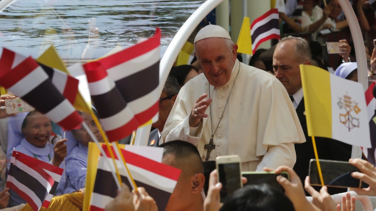 Papst Franziskus ist zu einem viertägigen Besuch in Thailand. Papst Franziskus ist zu einem viertägigen Besuch in Thailand.