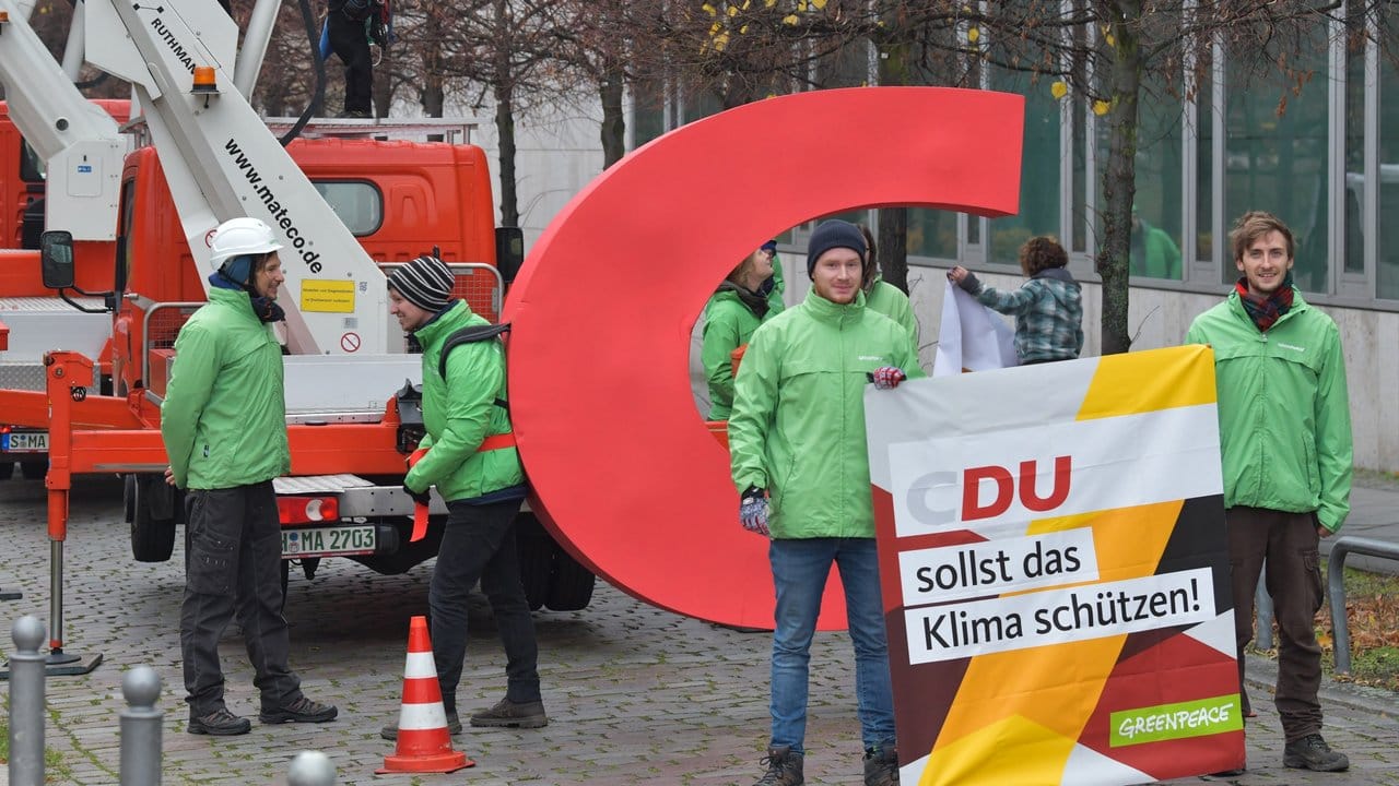 Oh Schreck, das C ist weg: Aktivisten von Greenpeace demonstrieren vor der CDU-Bundesgeschäftsstelle, dem Konrad-Adenauer-Haus.