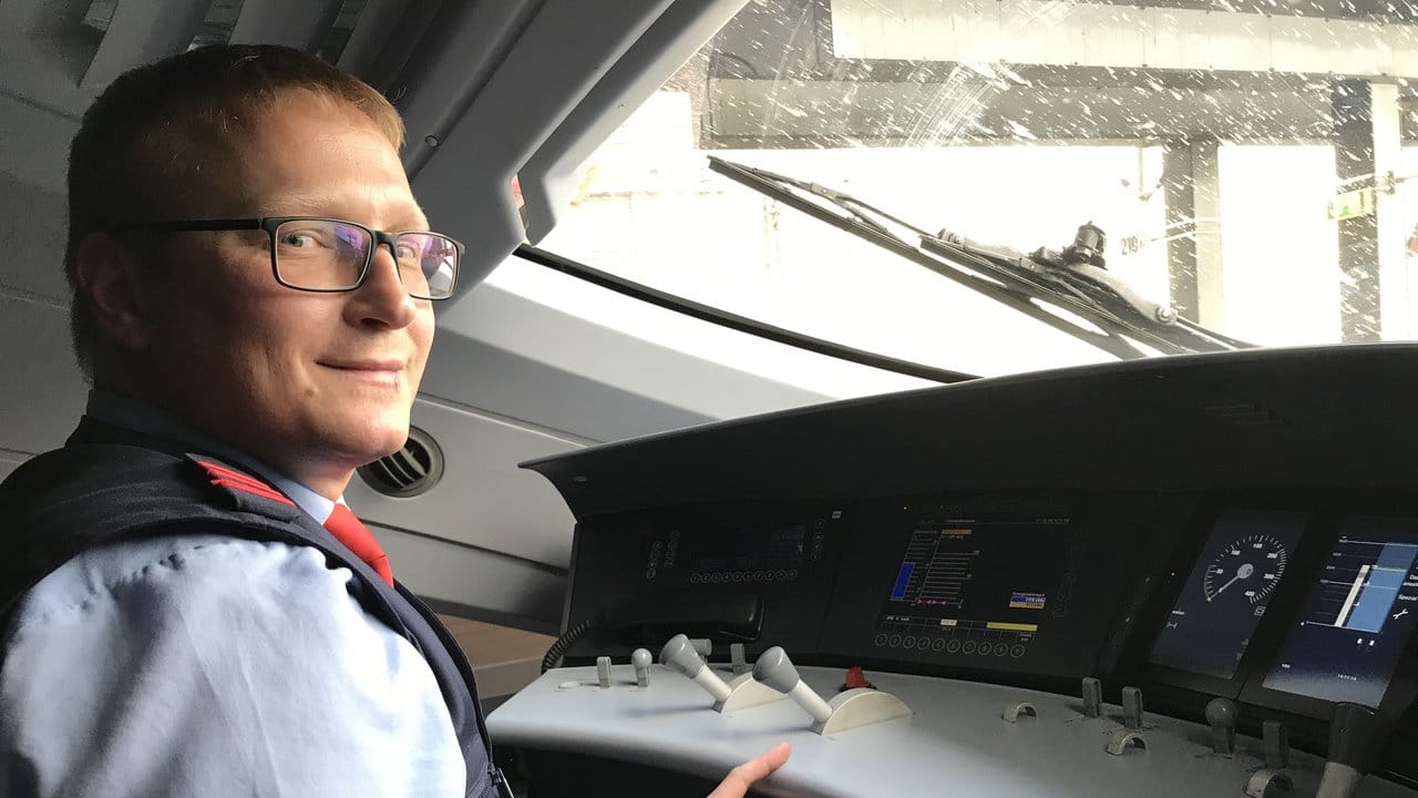 Clever ausrollen lassen: Lokführer Marcel Tschirschwitz demonstriert im ICE-Führerstand energiesparendes Fahren bei der Deutschen Bahn.