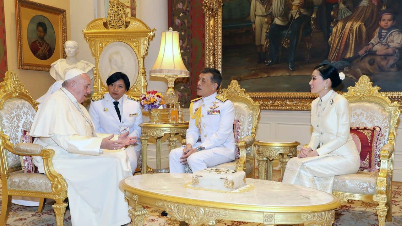 Papst Franziskus spricht mit dem thailändischen König Maha Vajiralongkorn (M.