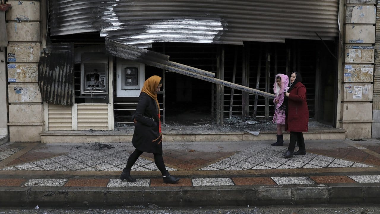 Eine ausgebrannte Bankfiliale in einem Vorort von Teheran erinnert an die Proteste und Ausschreitungen in den vergangen Tagen im Iran.