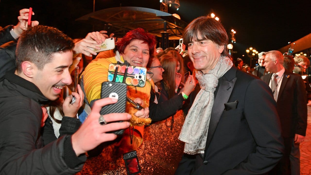 Ein Selfie für die Ewigkeit mit Bundestrainer Joachim Löw.