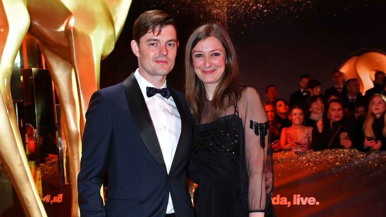 Schauspielerin Alexandra Maria Lara und ihr Mann Sam Riley erreichen die Verleihung.