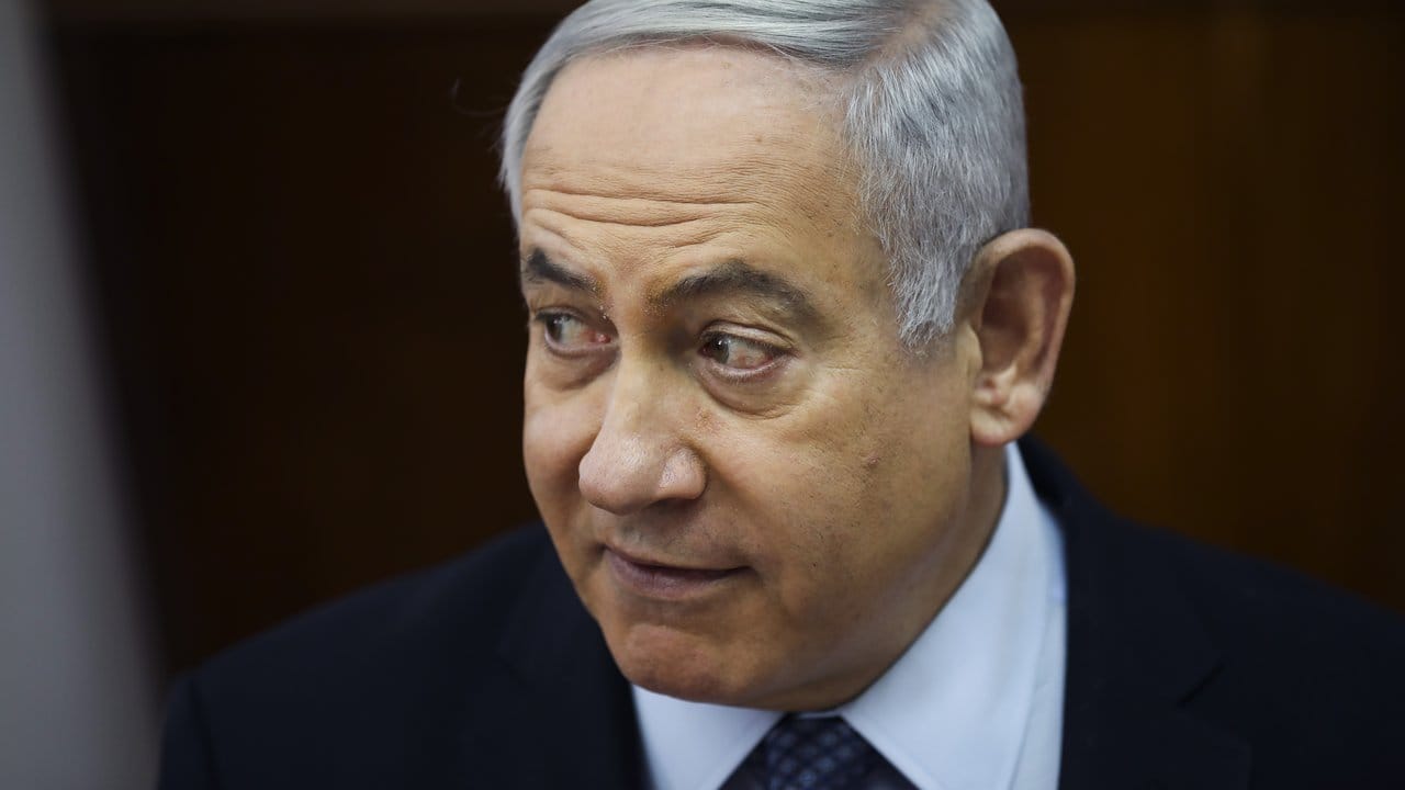 Israels Ministerpräsident Benjamin Netanjahu soll wegen der Vorwürfe gegen ihn nun auch vor Gericht.