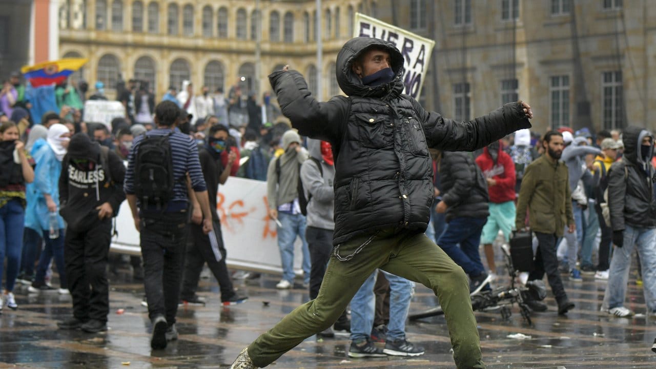 Regierungskritische Demonstranten geraten in der Innenstadt von Bogota in Konflikt mit der Polizei.