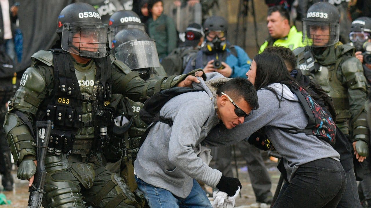 Die Polizei nimmt regierungskritische Demonstranten fest.