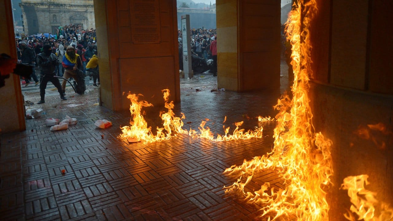 Flammen sind im Lievano Palast, Sitz der Alcaldía (Bürgermeisteramt) von Bogota, zu sehen.