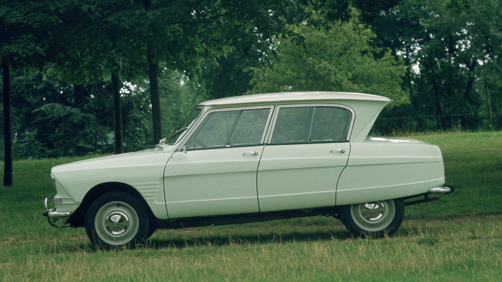 Citroen Ami 6: Knautschgesicht und rückwärts geneigte Heckscheibe wirken heute mehr als eigenwillig. Dennoch wurde der Franzose ein großer Verkaufserfolg.