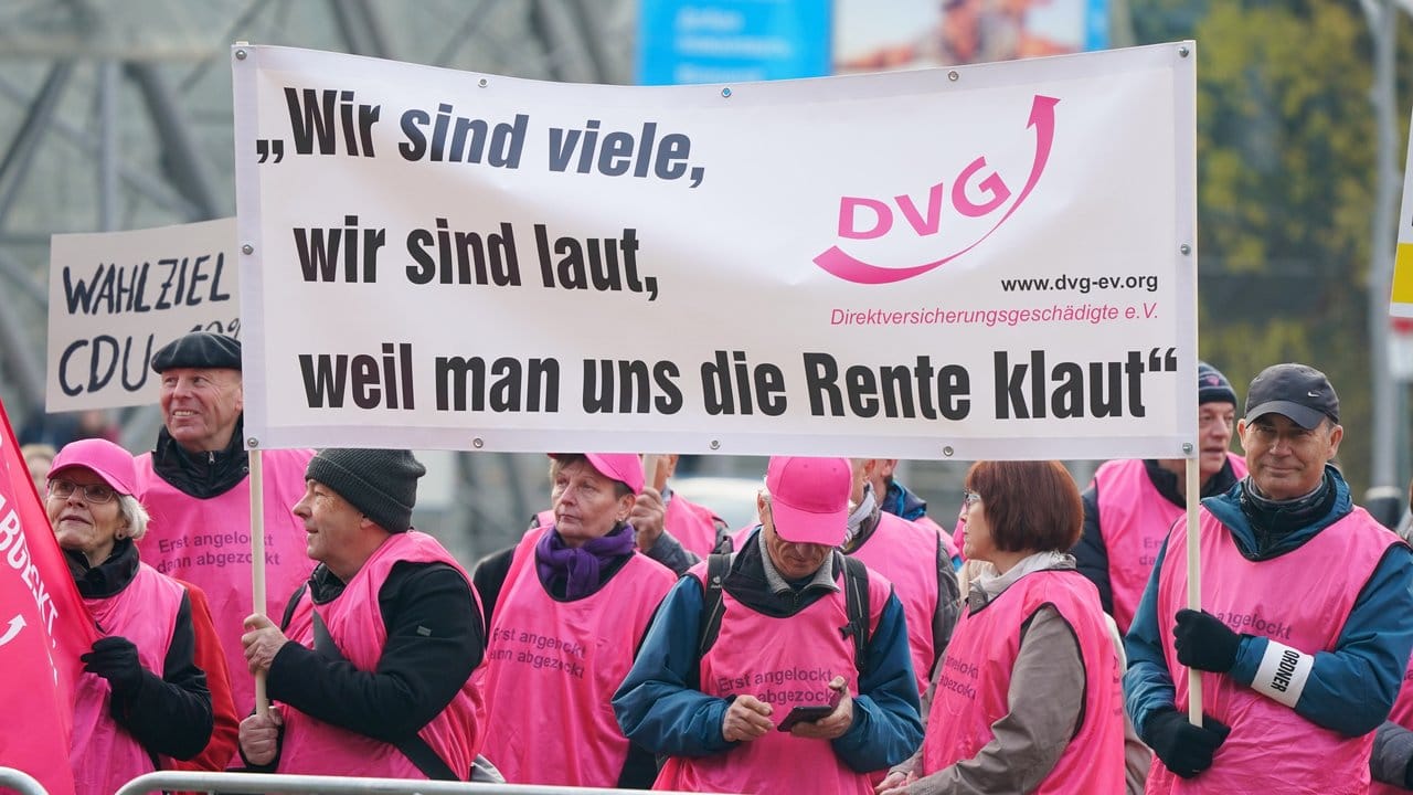 Geschädigte von Direktversicherungen demonstrieren vor dem CDU-Bundesparteitag mit einem Transparent mit der Aufschrift "Wir sind viele, wir sind laut, weil man uns die Rente klaut".