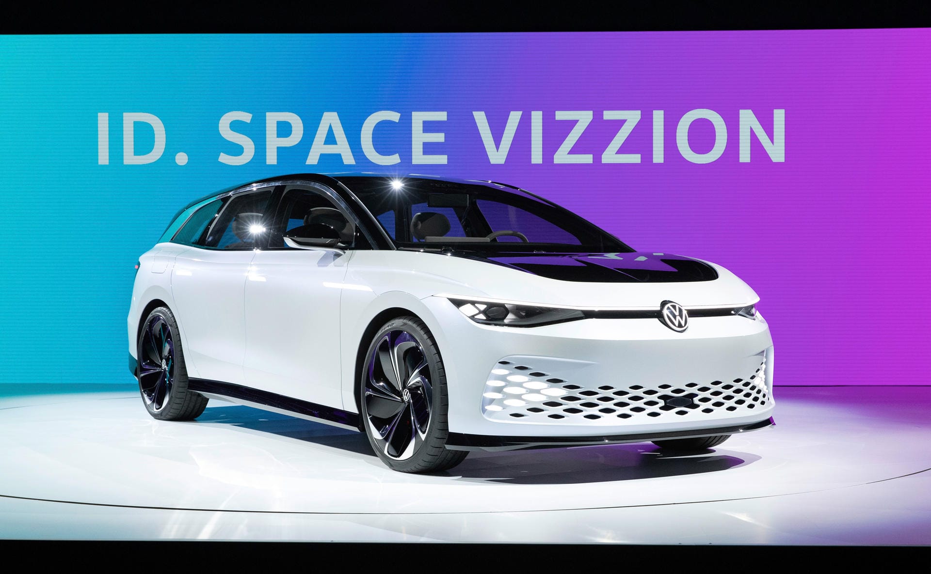 Mit der Studie ID Space Vizzion zeigt VW in LA, wie eine elektrische Alternative zum Passat aussehen könnte. Mit der Studie ID Space Vizzion zeigt VW in LA, wie eine elektrische Alternative zum Passat aussehen könnte.