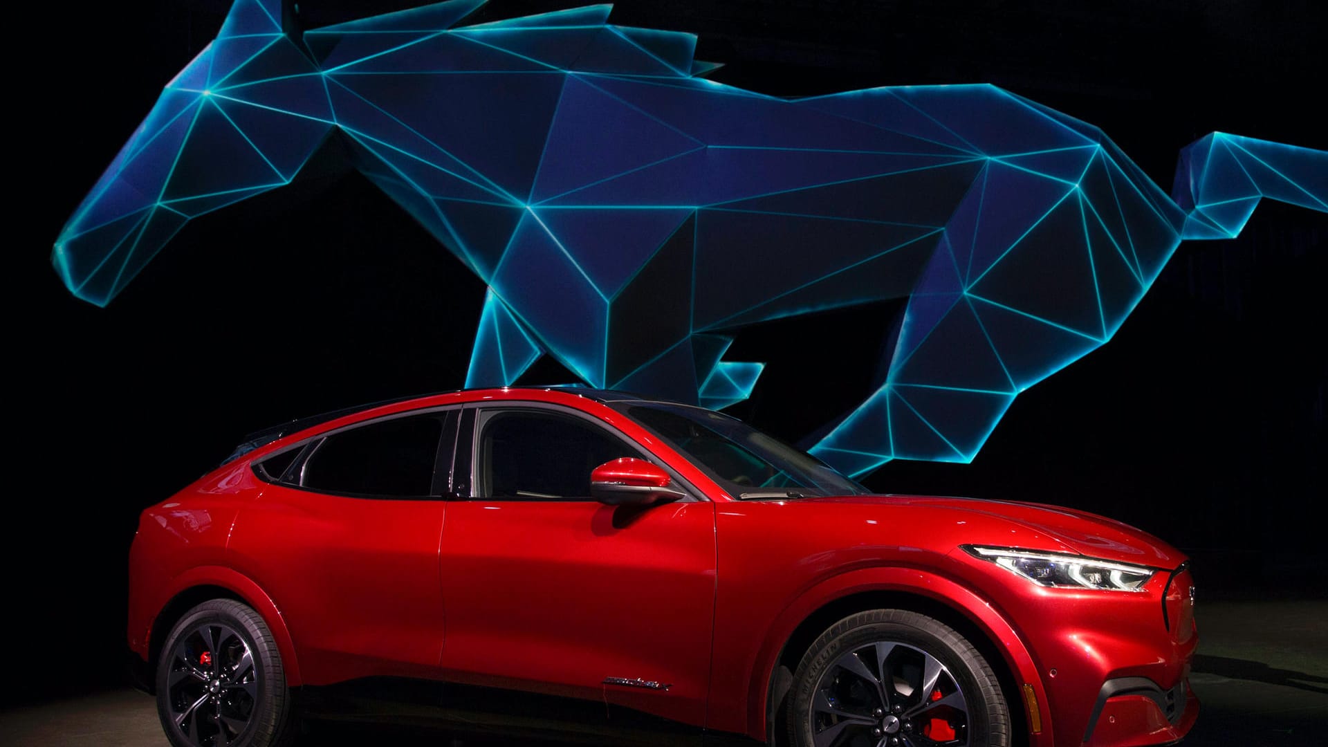 Ford zeigt einen Mustang mit E-Motor. Der Sportwagen ist zum SUV umgebaut und leistet bis zu 465 PS.