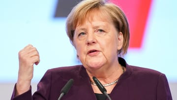 Angela Merkel: „Nicht mal in meinen kühnsten Träumen konnte ich mir vorstellen, dass nach dieser ersten Wahl vier Legislaturperioden folgen sollten.”