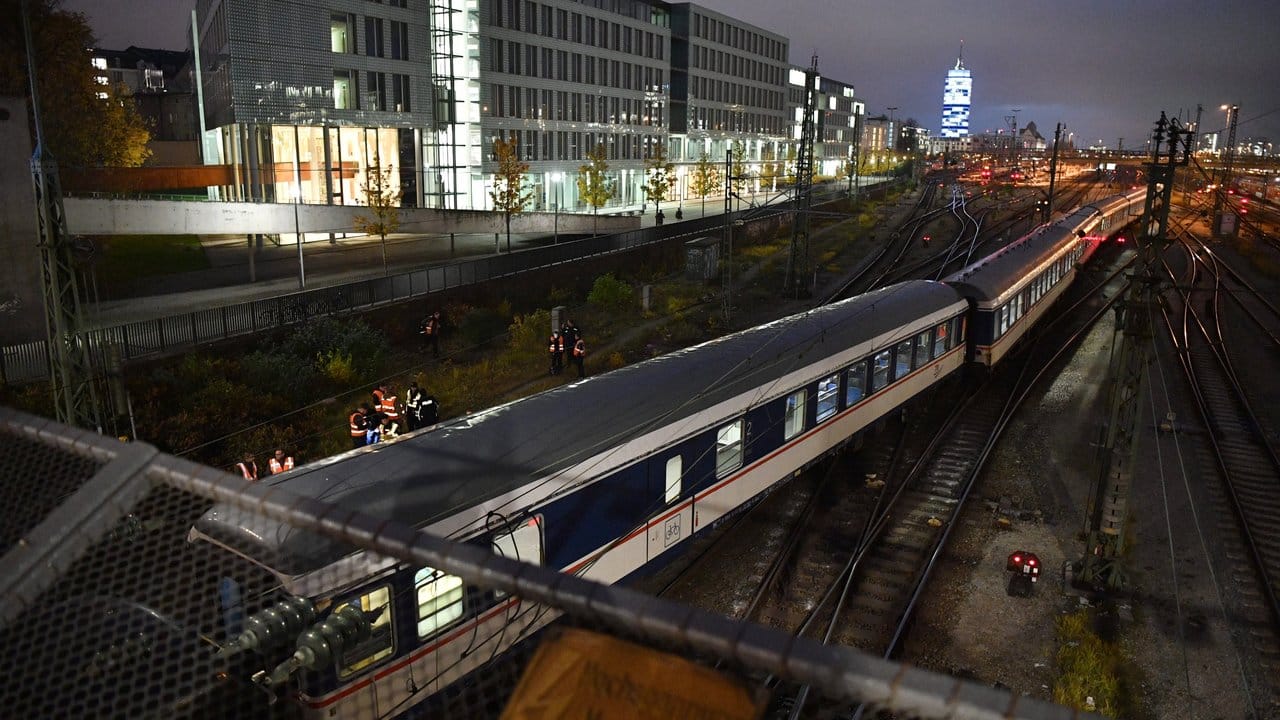 Der entgleiste Zug am Bahnhof Hackerbrücke in München.
