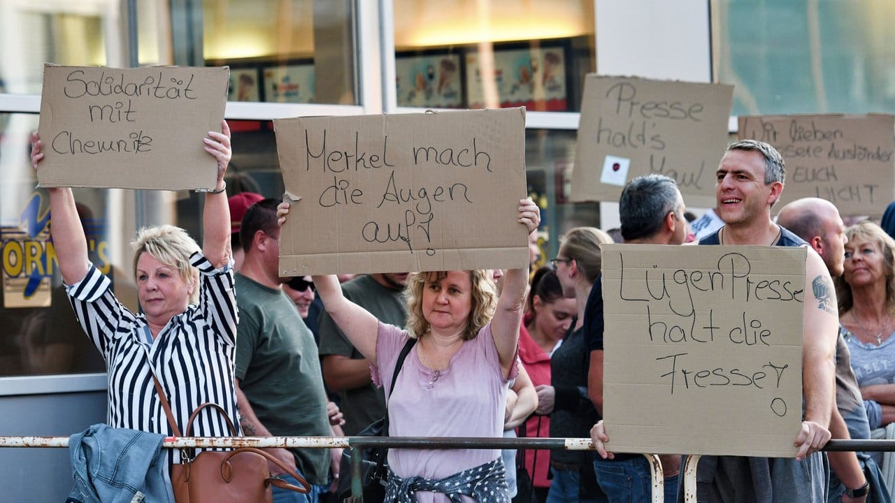 Rechte Gruppen demonstrieren im August 2018 nach den Ereignissen in Chemnitz, wo nach einem Streit ein 35-Jähriger Mann erstochen wurde: "Merkel mach die Augen auf" und "Lügenpresse halt die Fresse".