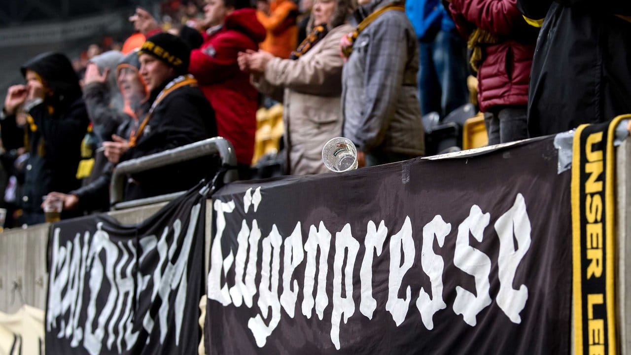 Ein Transparent mit der Aufschrift "Lügenpresse" hängt seit mehreren Jahren zu jedem Heimspiel von Dynamo Dresden immer an der gleichen Stelle im Stadion.