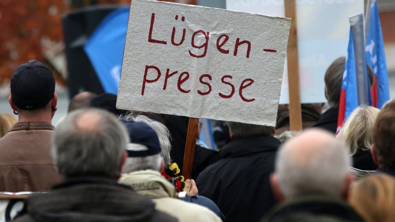 AfD-Anhänger demonstrieren in Rostock gegen die deutsche Asylpolitik - und gegen die "Lügenpresse".