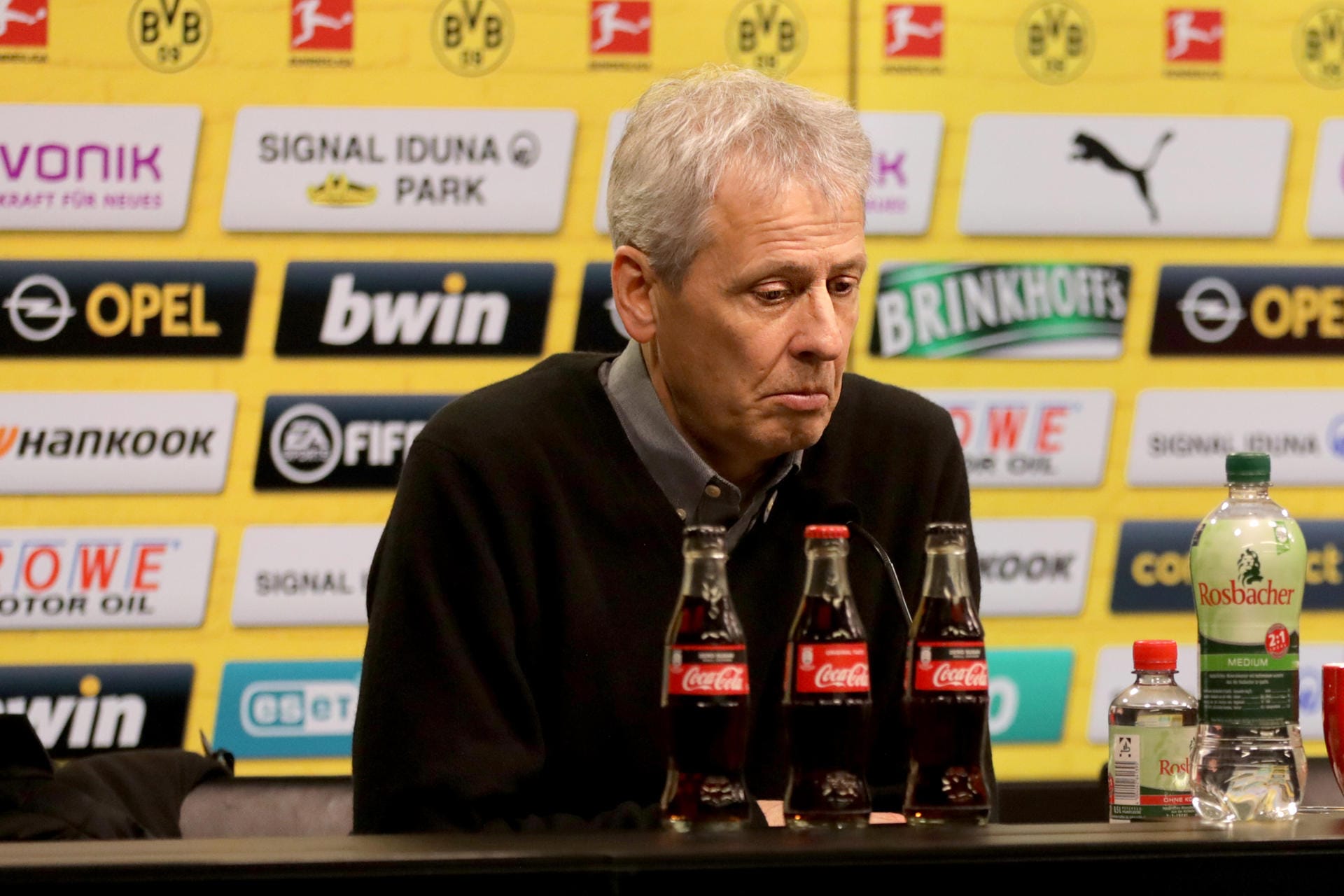 "Die Welt" (Deutschland): "So ist Lucien Favre nicht mehr zu halten: Dortmund lag zur Halbzeit gegen Tabellenschlusslicht Paderborn mit 0:3 zurück. Am Ende erkämpfte sich Favres Mannschaft zwar noch ein 3:3 – doch für den Trainer könnte es der Anfang vom Ende gewesen sein."