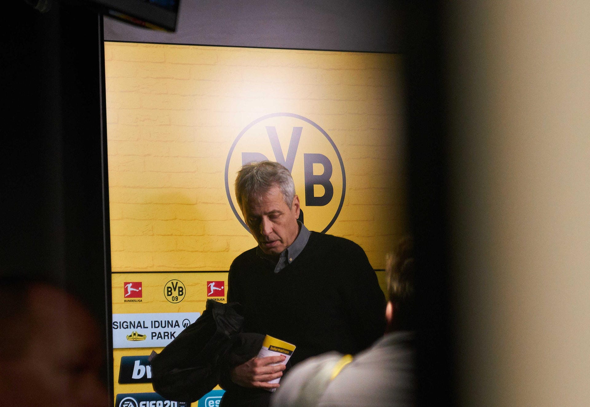 "Bild" (Deutschland): "Favre hat fast fertig: Dortmund ist von seinem Meister-Ziel meilenweit entfernt. Wenn sie knallhart analysieren, müssen sie endgültig zu dem Schluss kommen: Favre ist kein Titel-Trainer!"