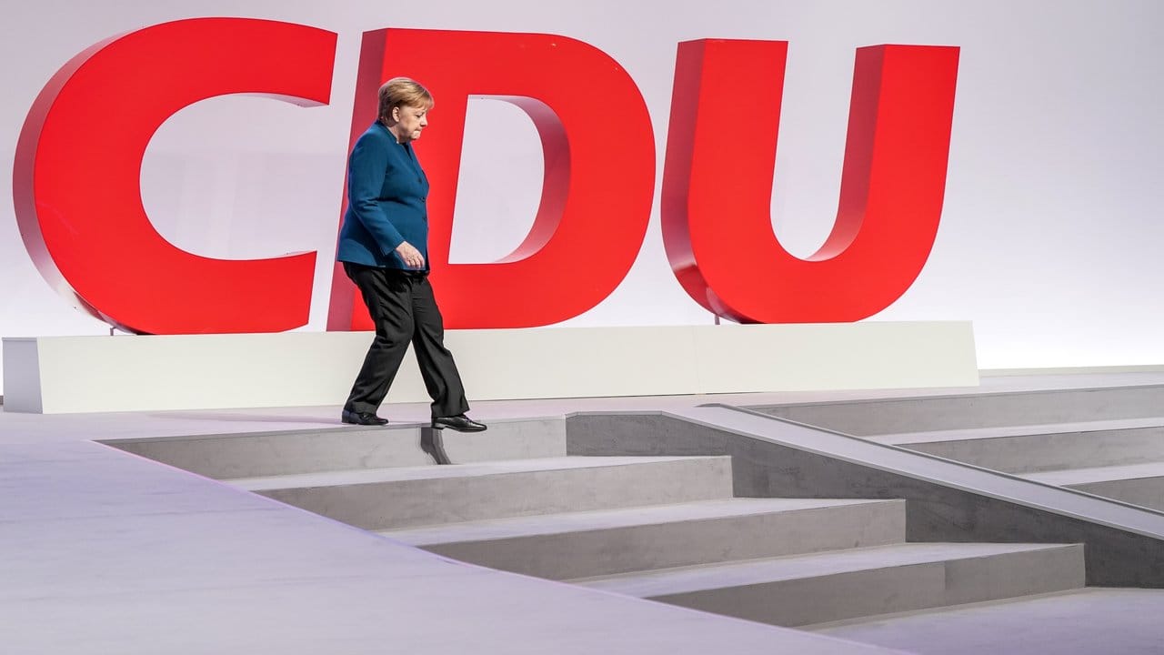 Bundeskanzlerin Angela Merkel geht beim Bundesparteitag auf dem Podium die Treppe hinab. Bundeskanzlerin Angela Merkel geht beim Bundesparteitag auf dem Podium die Treppe hinab.