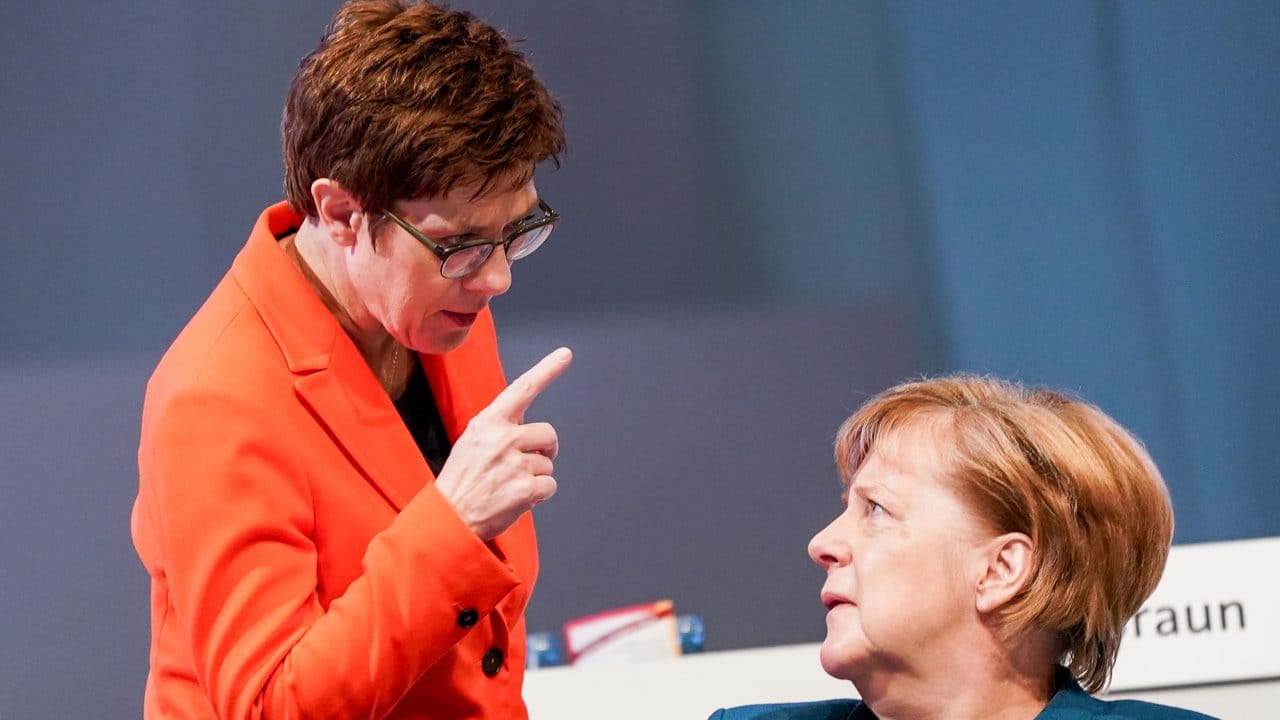 Annegret Kramp-Karrenbauer spricht mit Bundeskanzlerin Angela Merkel. Annegret Kramp-Karrenbauer spricht mit Bundeskanzlerin Angela Merkel.