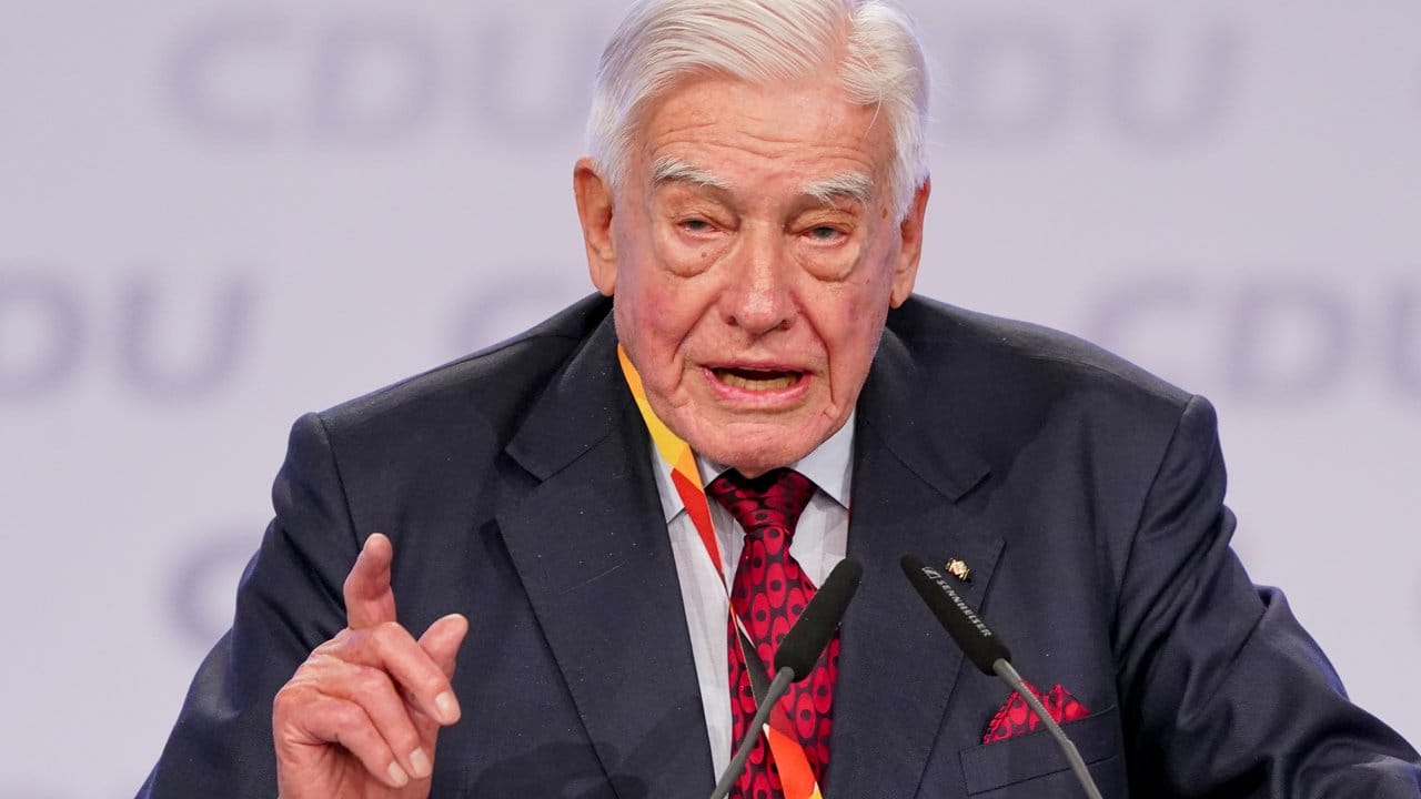 Christian Schwarz-Schilling, der ehemalige Postminister, spricht beim 32. Christian Schwarz-Schilling, der ehemalige Postminister, spricht beim 32.