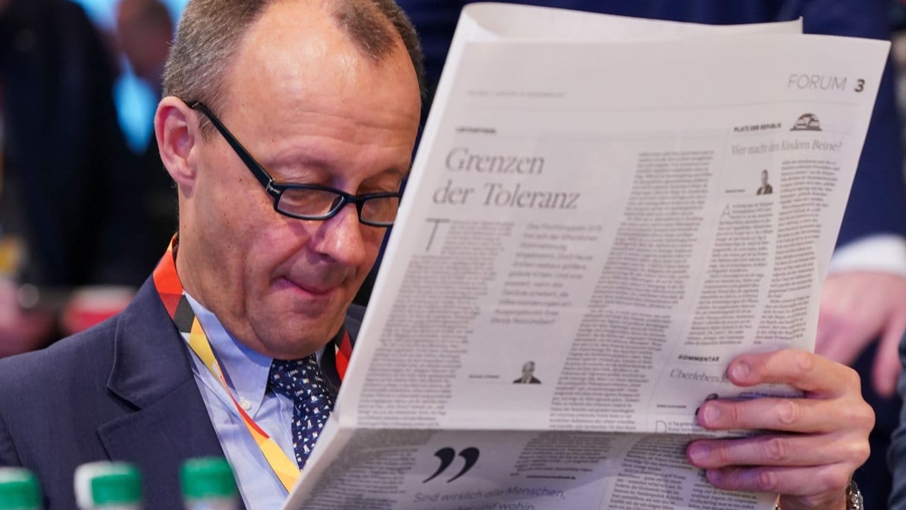 Der größter Rivale von Annegret Kramp-Karrenbauer, Friedrich Merz, gibt sich auf dem Parteitag entspannt. Der größter Rivale von Annegret Kramp-Karrenbauer, Friedrich Merz, gibt sich auf dem Parteitag entspannt.