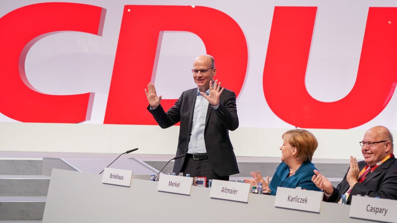 Ralph Brinkhaus, Fraktionsvorsitzender der CDU/CSU Fraktion im Bundestag, steht neben Kanzlerin Angela Merkel und Peter Altmaier, Bundesminister für Wirtschaft und Energie. Ralph Brinkhaus, Fraktionsvorsitzender der CDU/CSU Fraktion im Bundestag, steht neben Kanzlerin Angela Merkel und Peter Altmaier, Bundesminister für Wirtschaft und Energie.