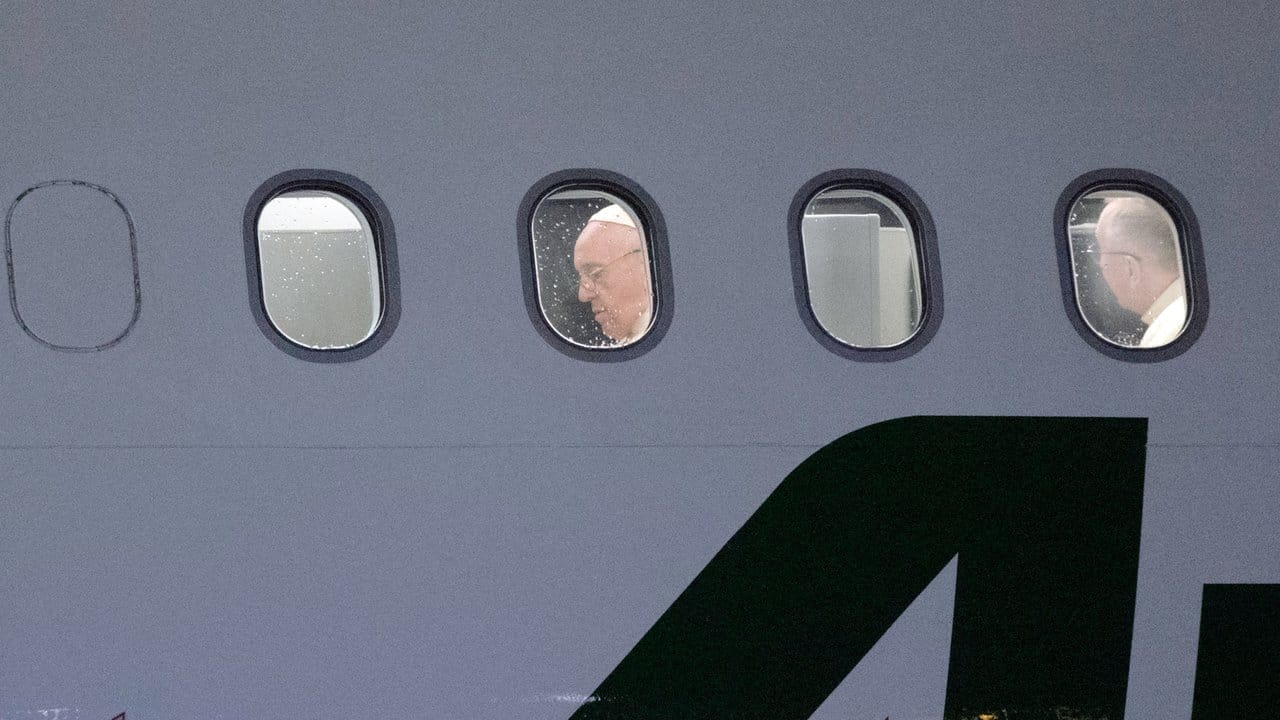 Papst Franziskus in einem Flugzeug der Alitalia.
