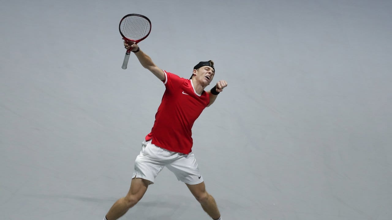 Denis Shapovalov freut sich über seinen Sieg.