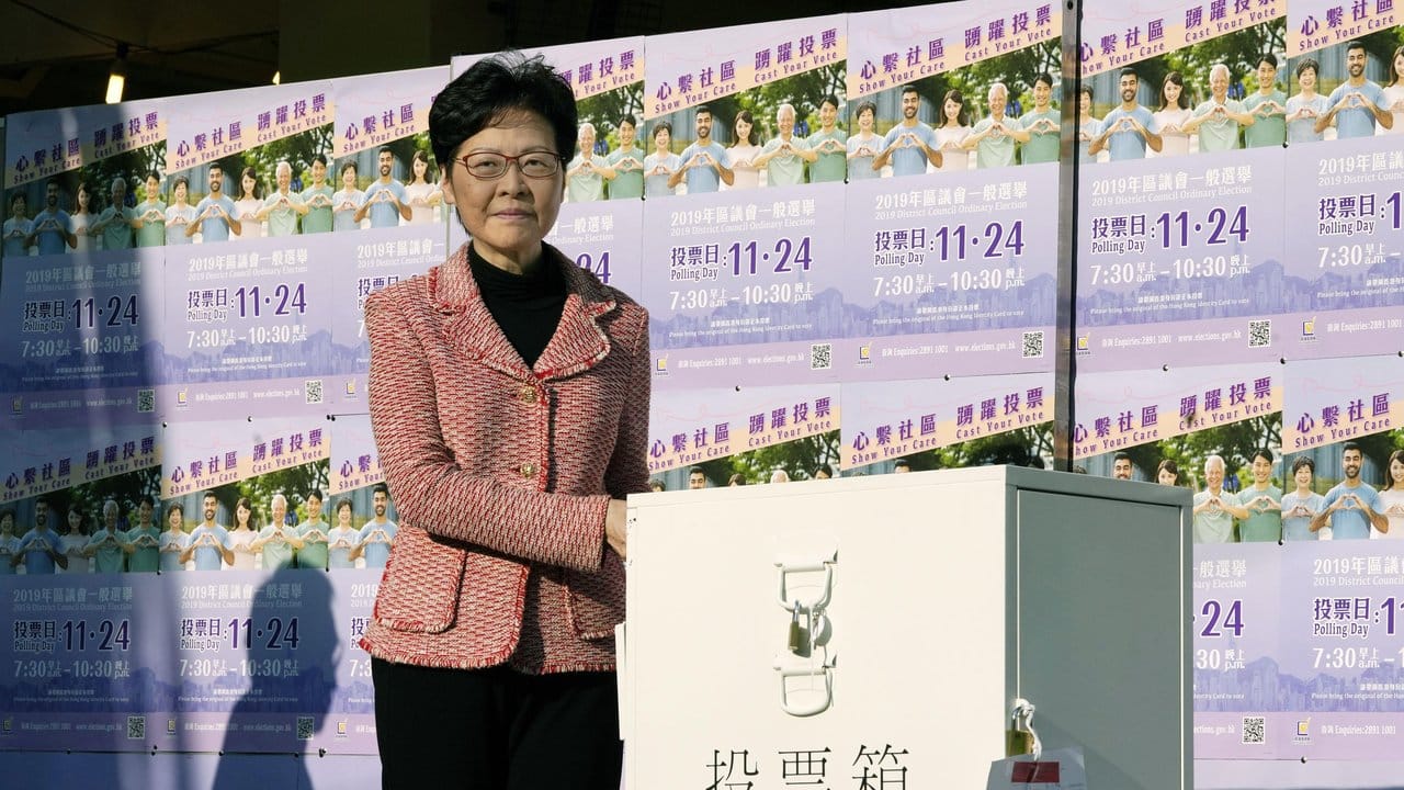 Carrie Lam, Regierungschefin von Hongkong, gibt ihre Stimme ab.