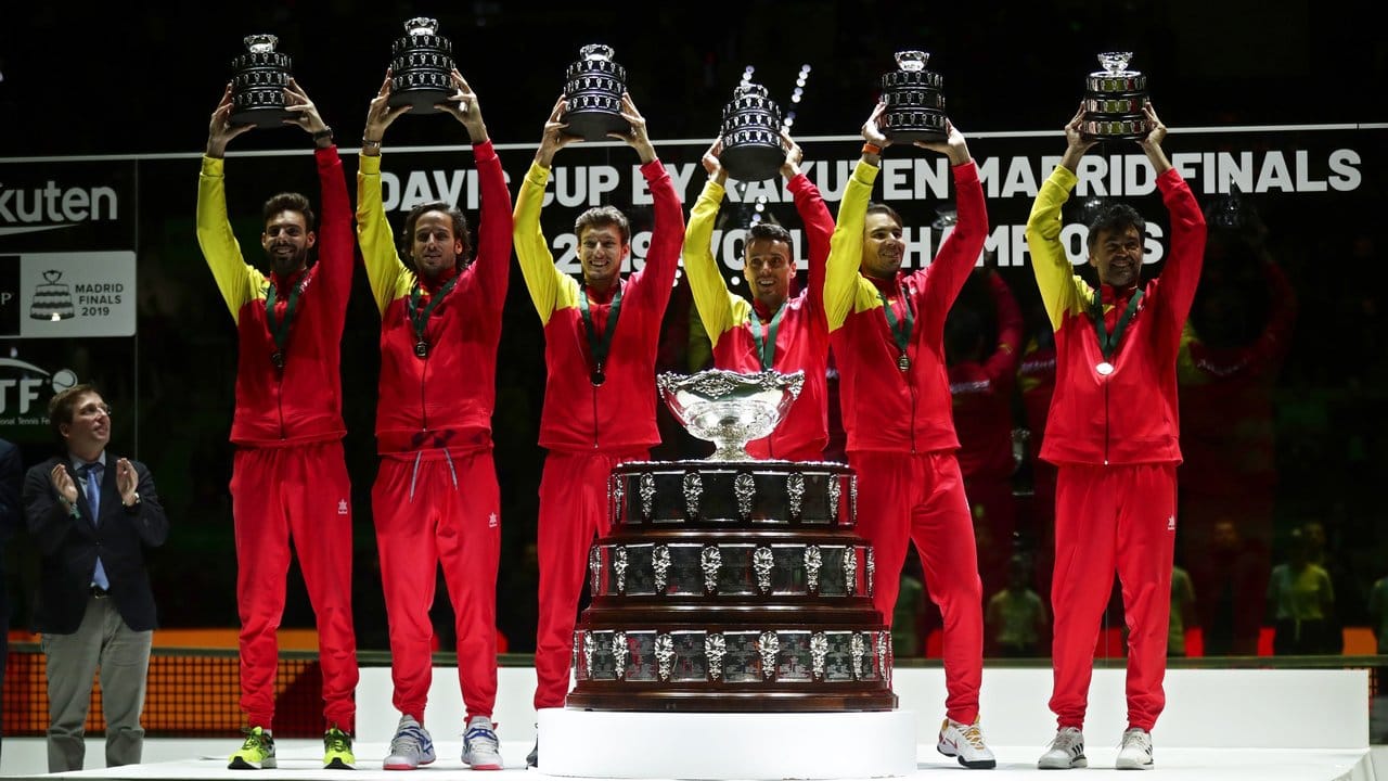 Das spanische Team jubelt mit der Trophäe. Das spanische Team jubelt mit der Trophäe.