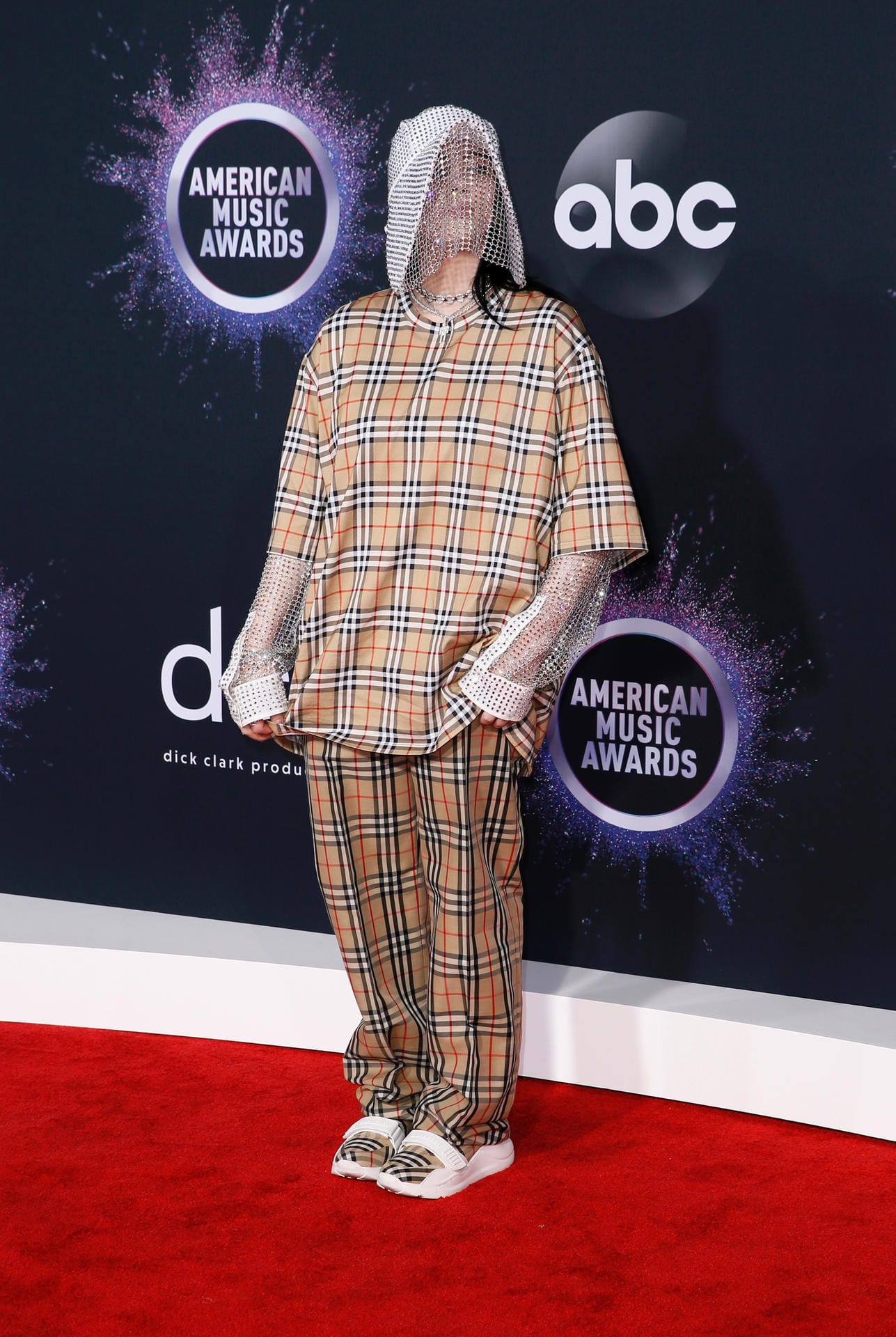 American Music Awards 2019: Gewinnerin Billie Eilish zeigte posierte im Karo-Look und mit Schleier für die Fotografen.