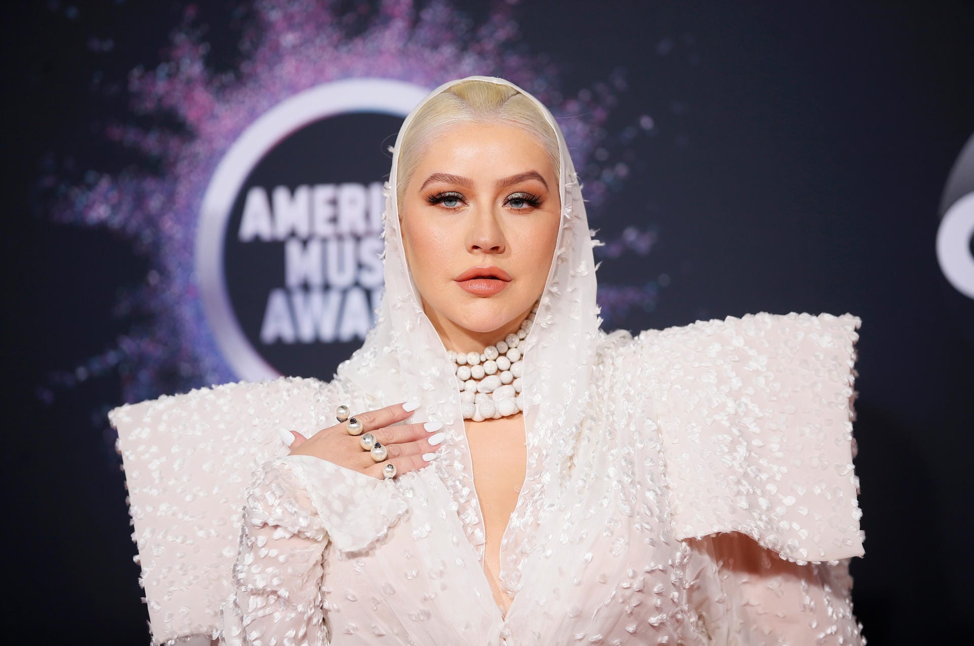 American Music Awards 2019: Sängerin Christina Aguilera posierte in weiß.