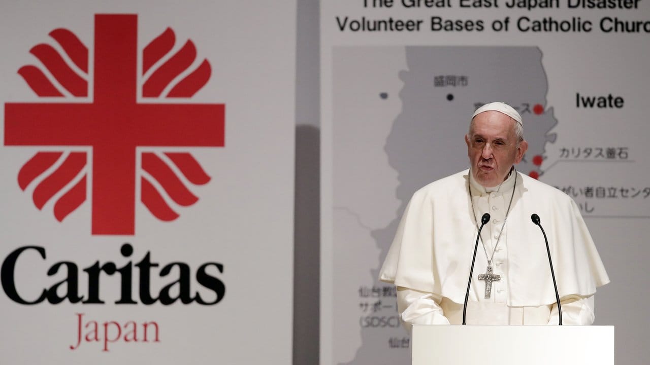 Papst Franziskus spricht bei einem Treffen mit Fukushima-Opfern in Tokio.