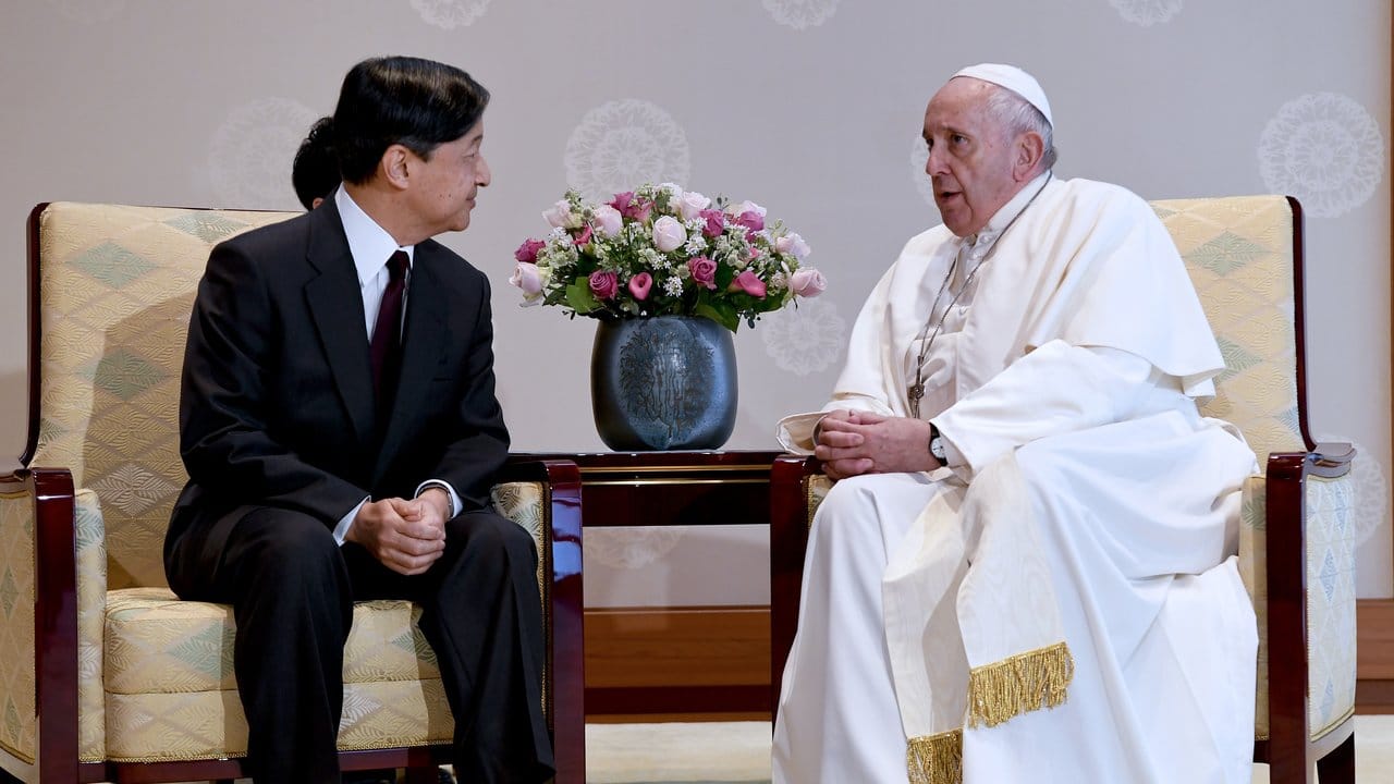 Kaiser Naruhito (l) empfängt Papst Franziskus im Kaiserpalast in Tokio.