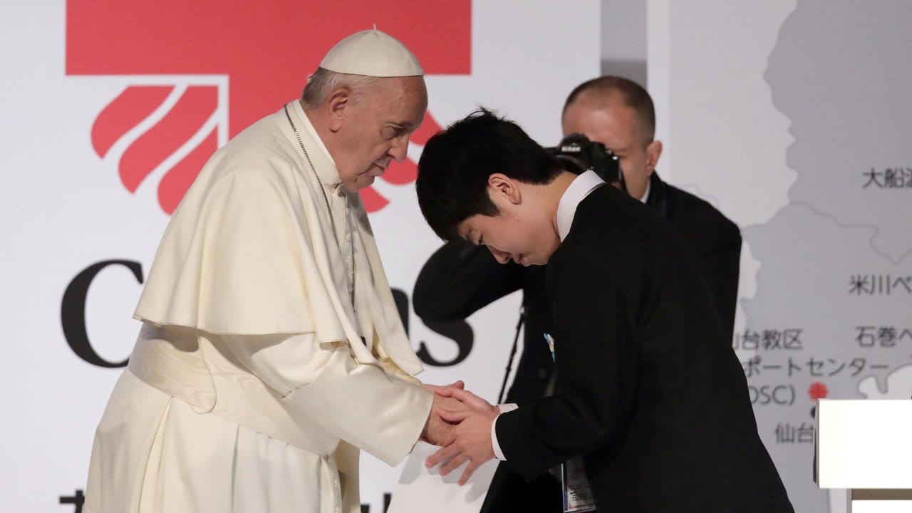 Papst Franziskus begrüßt ein Fukushima-Opfer in Tokio.