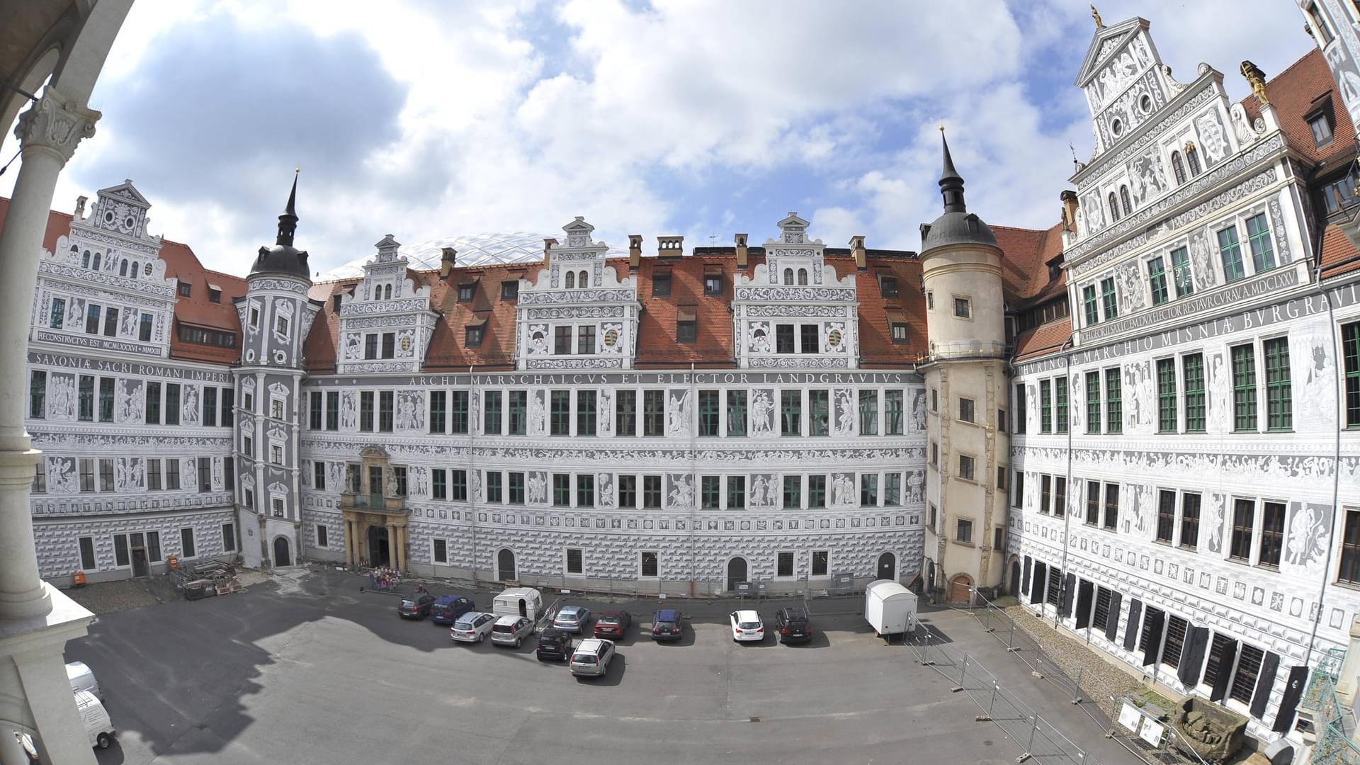 Blick auf den Südflügel des Residenzschlosses Dresden, der Grünes Gewölbe, Rüstkammer und Kupferstichkabinett beherbergt: Unbekannte sind am Montagmorgen in das Grüne Gewölbe eingebrochen.