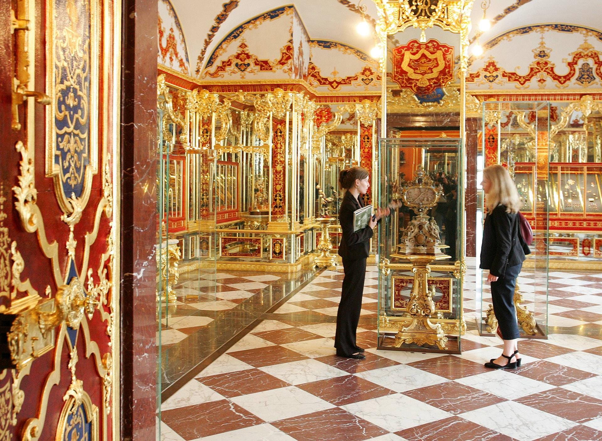 Besucher im Juwelenzimmer: Wegen der wertvollen Sammlung ist der Teil des Residenzschlosses mit dem Grünen Gewölbe streng gesichert.