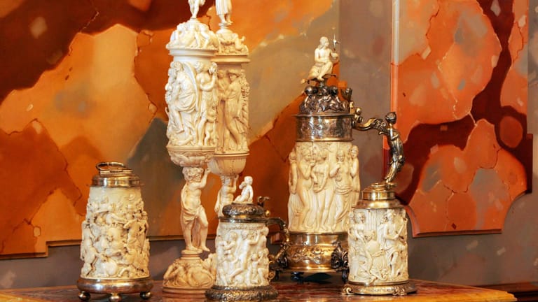 Elfenbeinschnitzereien in einem Museum (Symbolbild): Museen dürfen Elfenbein ausstellen, damit handeln darf man nicht.