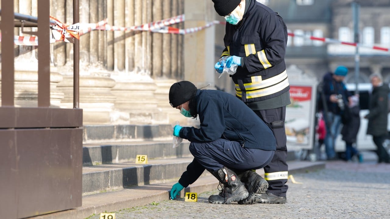 Polizisten sichern vor der gegenüberliegenden Schinkelwache Spuren.